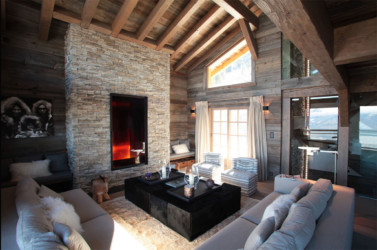 Cheminée de salon avec feu de bois